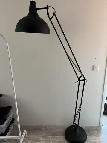 Vloerlamp beschikbaar voor biedingen