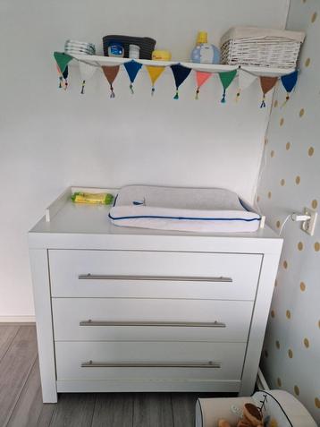 witte commode met 3 lades inclusief aankleedkussen beschikbaar voor biedingen