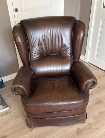 Comfortabele bruine leren fauteuil ("luie stoel" ) beschikbaar voor biedingen