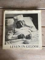 Leven in geloof. Fotoboek Martien Coppens / C. Konings., Boeken, Kunst en Cultuur | Fotografie en Design, Gelezen, Ophalen of Verzenden