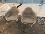 2x Vitra Eames DAR stoel wit, met grijs kussen, Huis en Inrichting, Ophalen, Twee, Zo goed als nieuw, Grijs