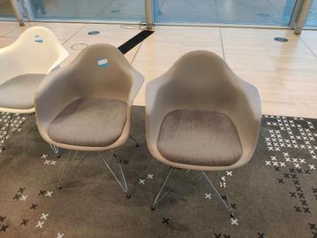 2x Vitra Eames DAR stoel wit, met grijs kussen beschikbaar voor biedingen