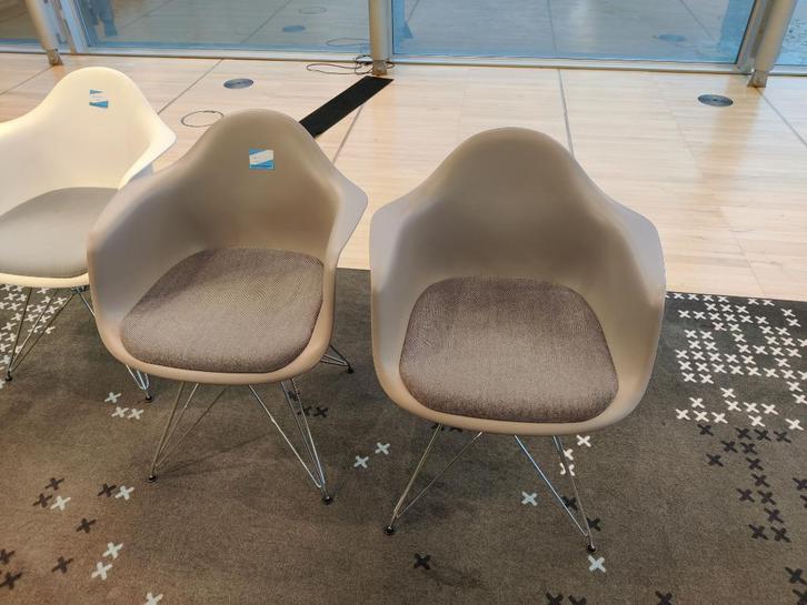 2x Vitra Eames DAR stoel wit, met grijs kussen, Huis en Inrichting, Stoelen, Zo goed als nieuw, Twee, Kunststof, Metaal, Grijs