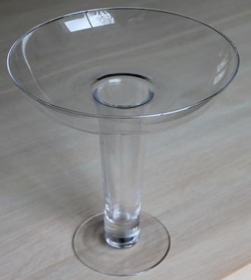 Decoratieve glazen schaal op voet (25 hoog; 23 cm doorsnede)