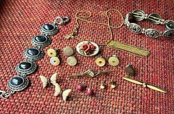 Lot…2 x verschillende oude Sieraden beschikbaar voor biedingen