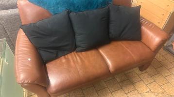 Bruine leren zitbank beschikbaar voor biedingen