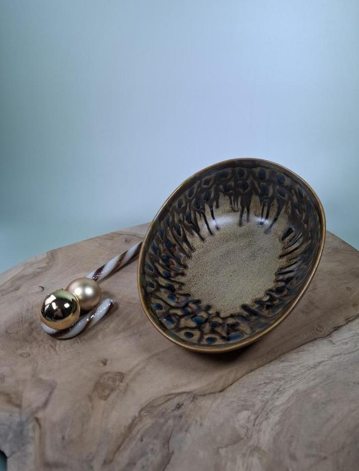 Handgemaakte keramiek schaal Peacock Brown., Huis en Inrichting, Woonaccessoires | Schalen en Manden, Nieuw, Schaal, Overige vormen