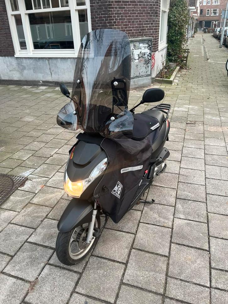 Peueot kisbee snorscooter in nieuwstaat!, Fietsen en Brommers, Snorfietsen en Snorscooters, Zo goed als nieuw, Peugeot, Benzine