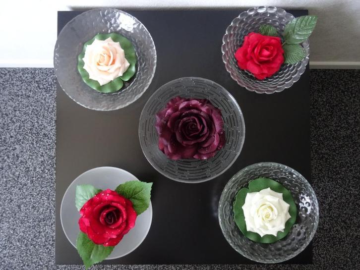 5 drijvende kunst rozen in mooie glazen schalen (nieuw), Huis en Inrichting, Woonaccessoires | Kunstplanten en Kunstbloemen, Nieuw