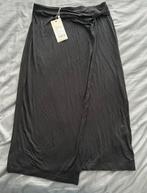 Nieuwe zwarte rok Anna Field maat M met split en knoopdetail, Maat 38/40 (M), Zwart, Nieuw, Ophalen of Verzenden