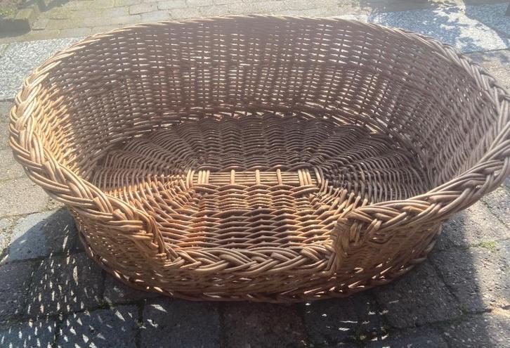 ** Nette rieten hondenmand voor (middel)grote hond **, Dieren en Toebehoren, Hondenmanden, Gebruikt, Riet, Ophalen