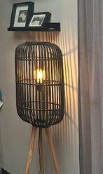 Leuke zwarte vloerlamp met houten voet, Huis en Inrichting, Lampen | Vloerlampen, Ophalen, Gebruikt, Hout, 150 tot 200 cm