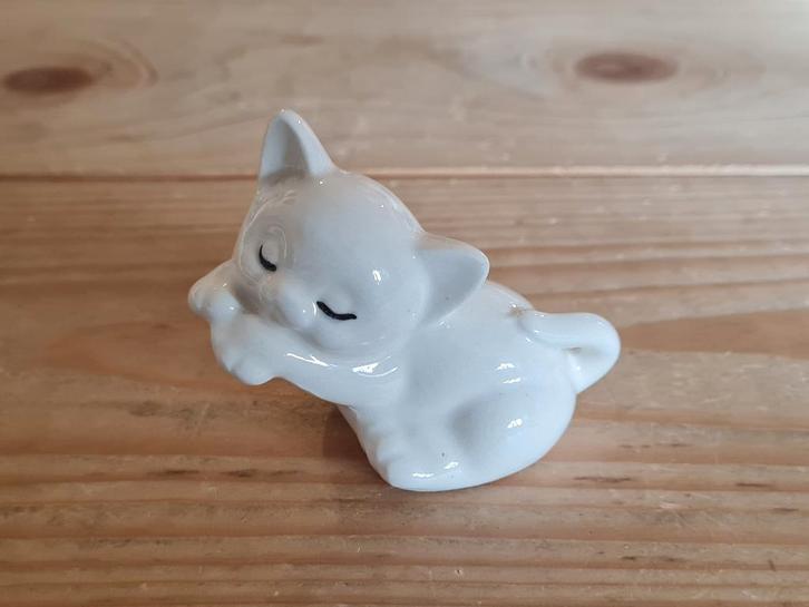 Vintage wit porselein Realistische Cuddling Kattenbeeldje, Verzamelen, Beelden en Beeldjes, Zo goed als nieuw, Dier, Ophalen of Verzenden