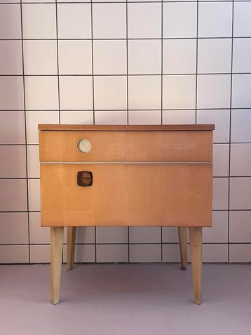 Vintage nachtkastje beschikbaar voor biedingen