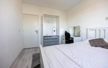 Kaptafel met spiegel en stoel – in goede staat beschikbaar voor biedingen