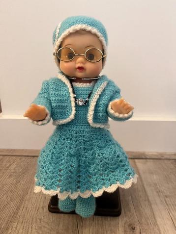 Prachtige pop, 28 cm, super mooi, standaard en accessoires beschikbaar voor biedingen