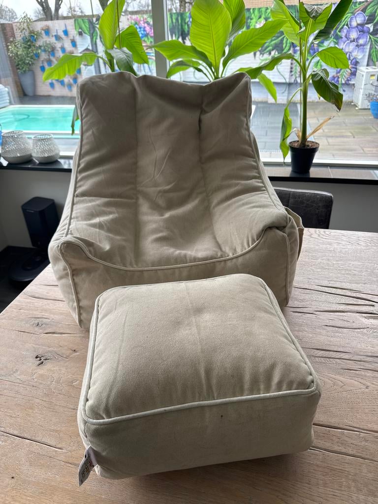 Leuke kinder zitzak met voetstuk, Huis en Inrichting, Zitzakken, Gebruikt, Zitzakstoel, Beige, Ophalen of Verzenden