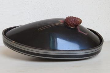 Schelpdoos, bruin met dennenappel versiering beschikbaar voor biedingen