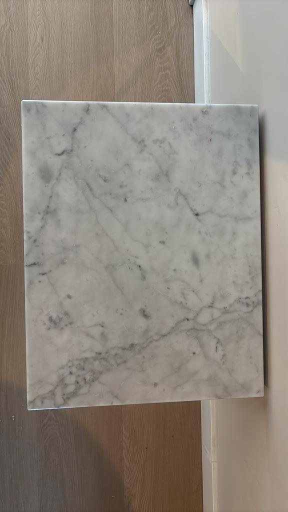 Marmeren bijzettafel Carrara wit – staal onderstel, Huis en Inrichting, Tafels | Sidetables, Gebruikt, 25 tot 50 cm, Minder dan 50 cm