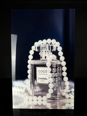 Unieke parel Coco Chanel plexiglas schilderij beschikbaar voor biedingen