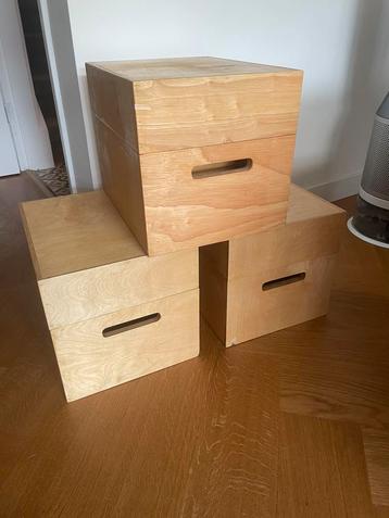 Houten opbergboxen beschikbaar voor biedingen