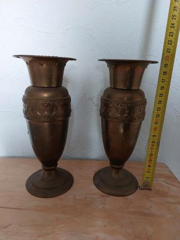 2 identieke  antieke bronzen vazen beschikbaar voor biedingen