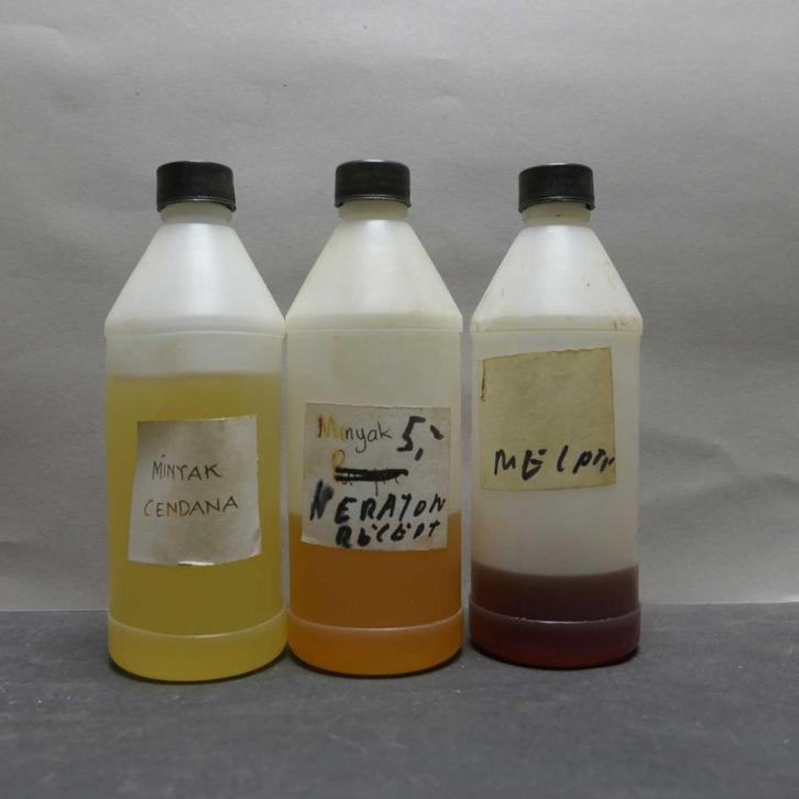 Minyak Keris olie MK1 100% puur Kris Melati Cenana Mawar etc, Antiek en Kunst, Kunst | Niet-Westerse kunst, Ophalen of Verzenden