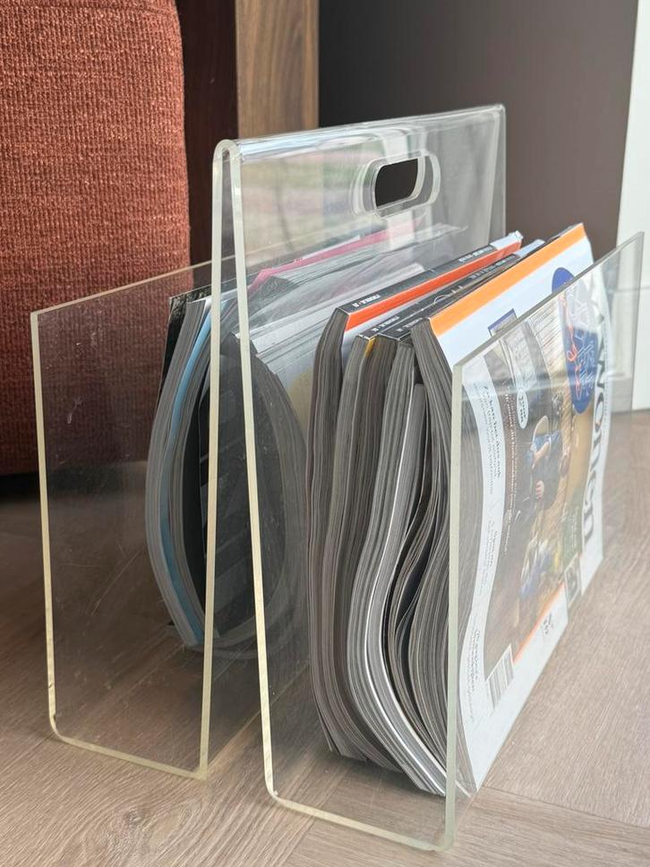 Vintage plexiglas lectuurbak – transparant — minimalistisch, Huis en Inrichting, Woonaccessoires | Krantenbakken en Lectuurbakken