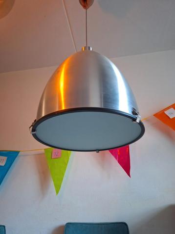 Mooie industriële hanglamp beschikbaar voor biedingen