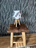 Houten krukje met koeienhuid zitting, Ophalen, Zo goed als nieuw, Hout