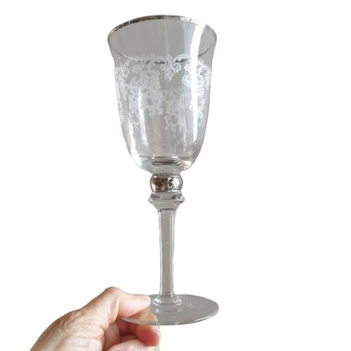 Prachtig glas met wit patroon en zilverkleurige details 1204, Verzamelen, Glas en Borrelglaasjes, Zo goed als nieuw, Overige typen