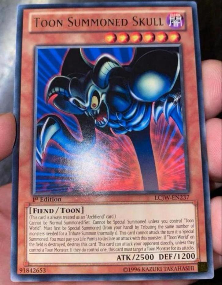 Yu-Gi-Oh! Toon Summoned Skull LCJW 1st Edition !, Hobby en Vrije tijd, Verzamelkaartspellen | Yu-gi-Oh!, Zo goed als nieuw, Losse kaart