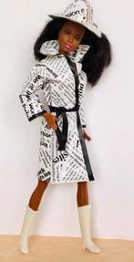 Leuke vintage regenjas met hoed voor Barbie (excl. pop), Ophalen of Verzenden, Gebruikt, Kleertjes