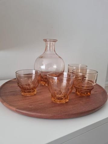 Vintage karaf met vier bijpassende glazen beschikbaar voor biedingen