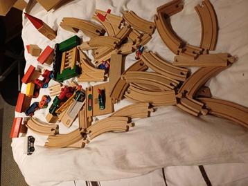 Houten treinbaan met brio wissels en huisjes beschikbaar voor biedingen