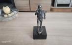Brons beeld v/e darter gesigneerd, 25 cm h.  25.15  gram ., Ophalen of Verzenden, Brons