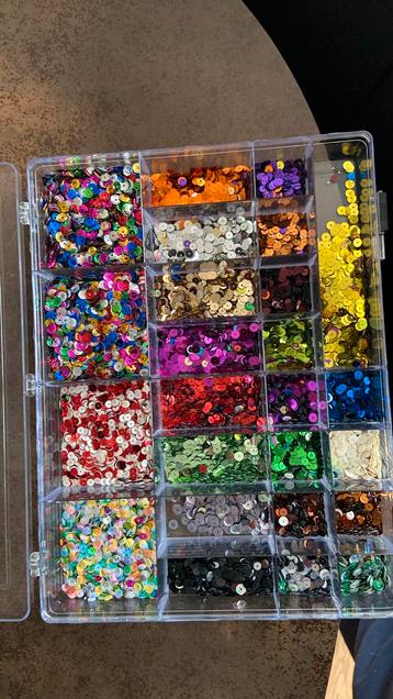 Grote doos pailletten beschikbaar voor biedingen