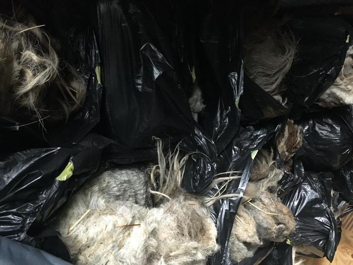 Grote zakken vol halve vachten en losse wol, Hobby en Vrije tijd, Spinnewielen en Spinnen, Spinwol, Ophalen of Verzenden