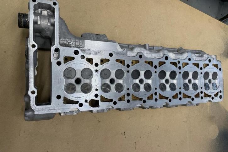Gezocht cilinderkop om606 turbodiesel 177pk multiklepper 300, Auto-onderdelen, Motor en Toebehoren, Ophalen