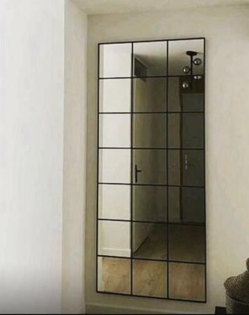 Grote spiegel beschikbaar voor biedingen