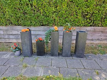 5x massieve zware plantenbakken, 1x lichtere bloembak beschikbaar voor biedingen