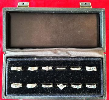 33 STUKS ZILVEREN RINGEN 925 PLUS RINGEN BOX. beschikbaar voor biedingen