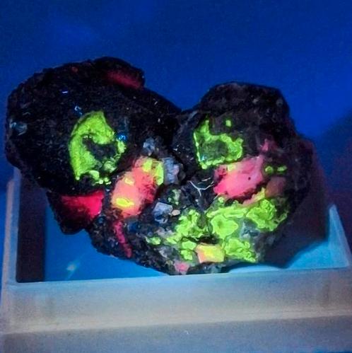 ROOKKWARTS MET HYALIET/ALBIET, JAPAN (=UV), Verzamelen, Mineralen en Fossielen, Mineraal, Ophalen of Verzenden