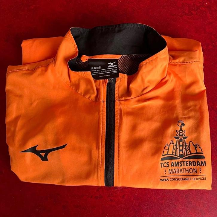 Jasje (merk: Izuno, maat: heren L) TCS marathon Amsterdam, Sport en Fitness, Fitnessmaterialen, Nieuw, Overige typen, Ophalen of Verzenden