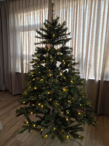 Kunstkerstboom ( 185 cm ) met led verlichting  beschikbaar voor biedingen