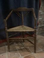 Vintage Driehoek Stoeltje met Riet Zitting, Huis en Inrichting, Stoelen, Gebruikt, Bruin, Ophalen of Verzenden, Eén