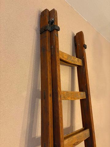 Vintage houten schuifladder - v.d. Hoeff Amsterdam beschikbaar voor biedingen