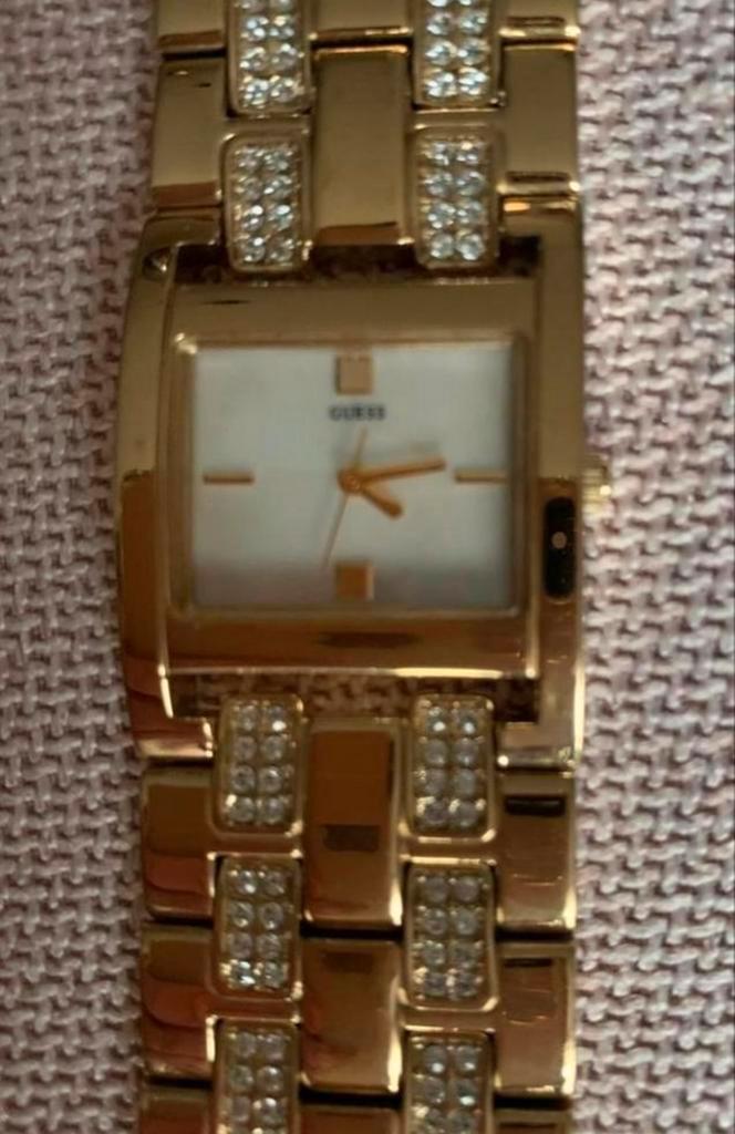 Goudkleurig horloge van Guess, Sieraden, Tassen en Uiterlijk, Horloges | Dames, Zo goed als nieuw, Overige merken, Staal, Met strass