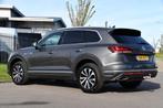 Volkswagen Touareg 3.0 TDI V6 Grijs Kenteken Bp € 33.995,0, Auto's, Automaat, Volkswagen, Leder, Bedrijf