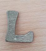 Broche letter L, Ophalen of Verzenden, Minder dan 4 cm, Zilver, Overige materialen